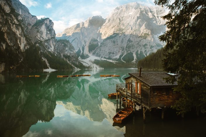 el lago de braies en calma en Dolomitas Italia
