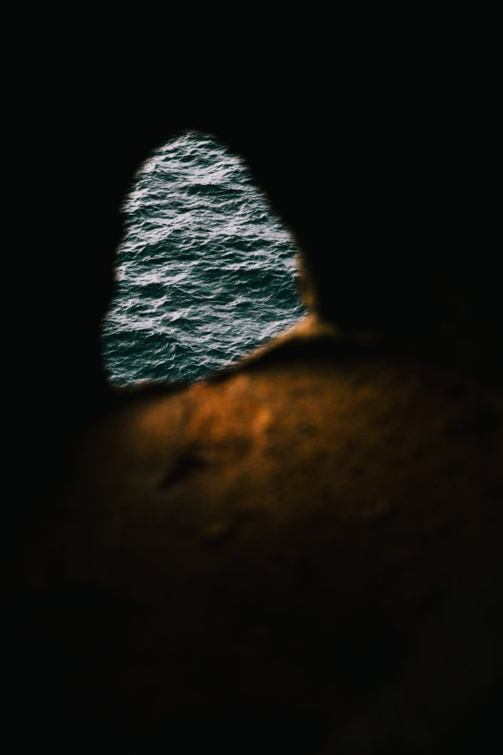 el mar atlantico a traves de un hueco del suelo